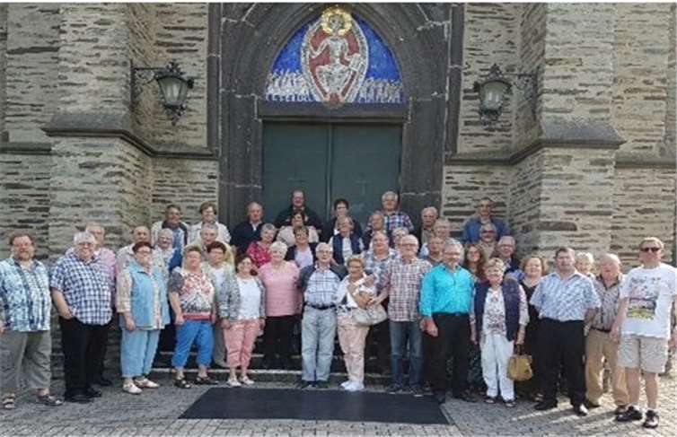 Sänger und Anhänger des MGV „Cäcilia“ vor der Pfarrkirche in Kehrig. Privat