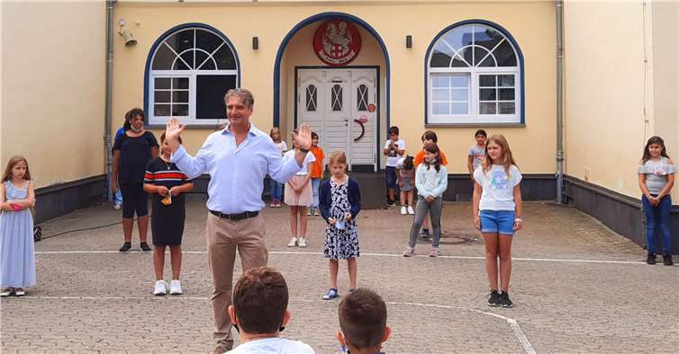 Sänger und Gesangspädagoge Marcus Ullmann mit dem Schulchor.Foto: D. Kreling