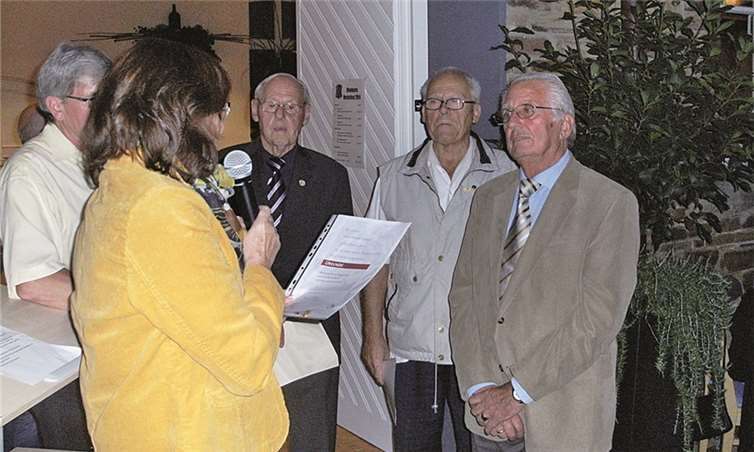 Sänger wurden für 40-, 50- und 60-jähriges, aktives Singen geehrt. RERE