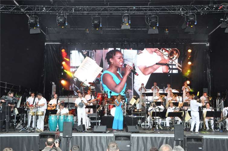 Sängerin Bwalya mit ihrer traumhaften Stimme und dier Big Band der Bundeswehr begeisterten auf dem Mayener Marktplatz über 3.500 Besucher. Bernd Schmitz