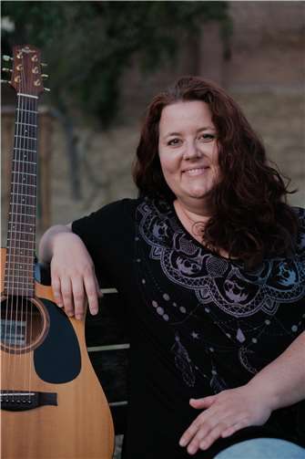 Sängerin Eva Lebertz arbeitet seit 2017 als Musiktherapeutin im Bereich der Hospizbewegung. Über Musik und Gesang gibt sie Trauernden eine Möglichkeit, der Trauer Ausdruck zu verleihen. Foto: Tim Liß