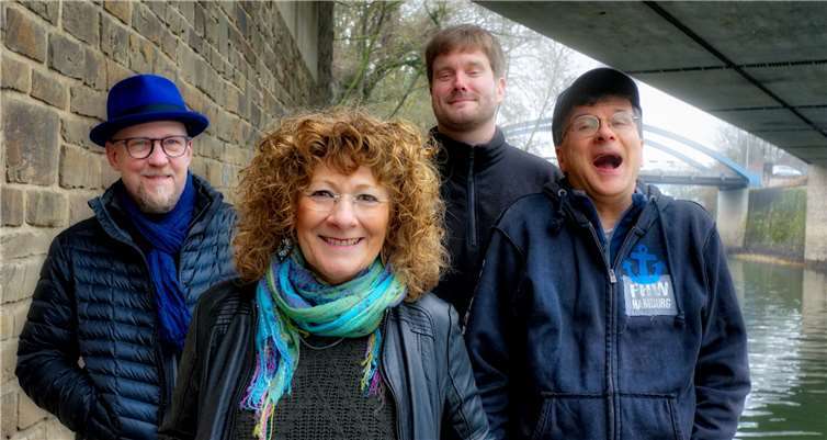 Sängerin Gudrun Dellinger und die Ballotellies: Gitarrist Peter Müller, Bassist Volker Langenban und Perkussionist Dieter Wüster-Lindenau. Foto: Ruediger Bartz
