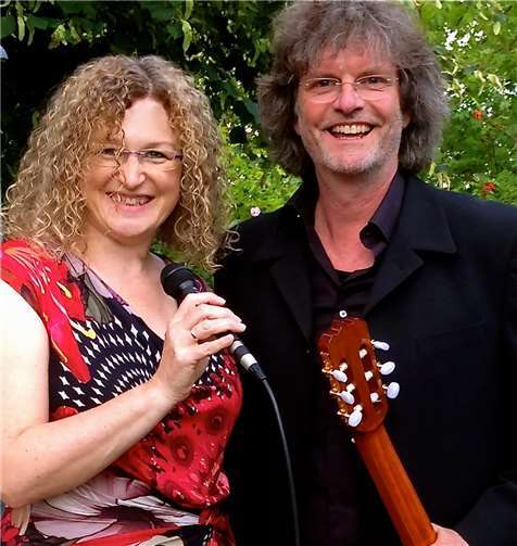 Sängerin Jutta Menningen und Gitarrist Ulli Herschbach. Privat