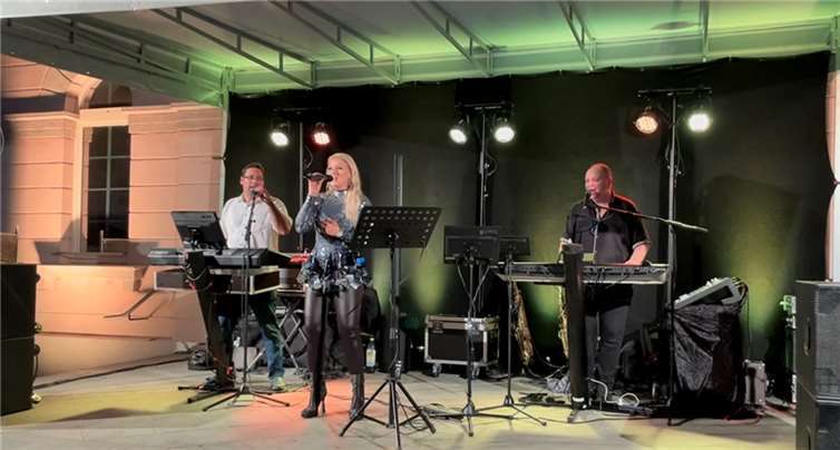 Sängerin Melinda Huschban, unterstützt von Daniel Rottländer und Ralf Schönewald. Quelle: Lebendiger Marktplatz Remagen e.V.