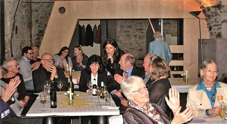 Sängerin Paula Andress und Gäste.