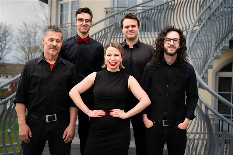 Sängerin Resi Berger gemeinsam mit ihrer Ban bei der Konzertreihe „Musical Moments“