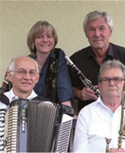 Sängerin Sonja Gottlieb, Klarinettist Uli Holzhausen, am Akkordeon Matthias Leßmeister und Posaunist Paul Schaupeter. Privat