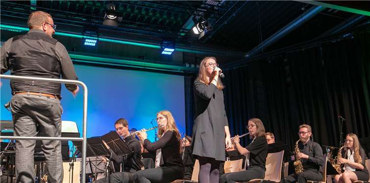 Sängerin Sonja Spittel hatte einen großen Auftritt beim Showkonzert in der Jungholzhalle.