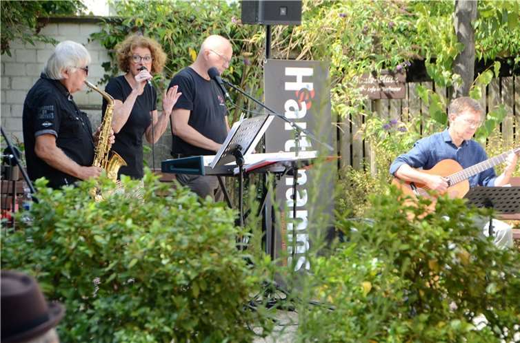 Sängerin Susanne Hartmanns inmitten ihrer Hartmänner. Foto: privat