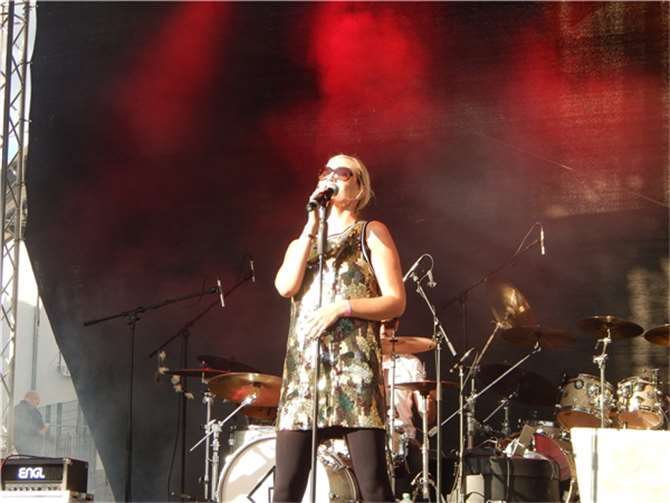 Sängerin und Frontfrau Corinna Schmitz von der Formation 'DIVVA' begeisterte das...