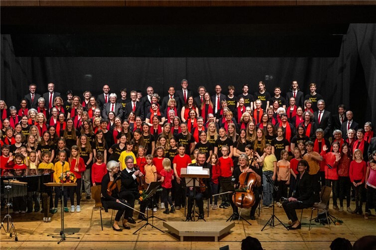 Sänger*innen aus fünf Chören der ev. Kirchengemeinde Rheinbach beim Friedenskonzert im Stadttheater Rheinbach