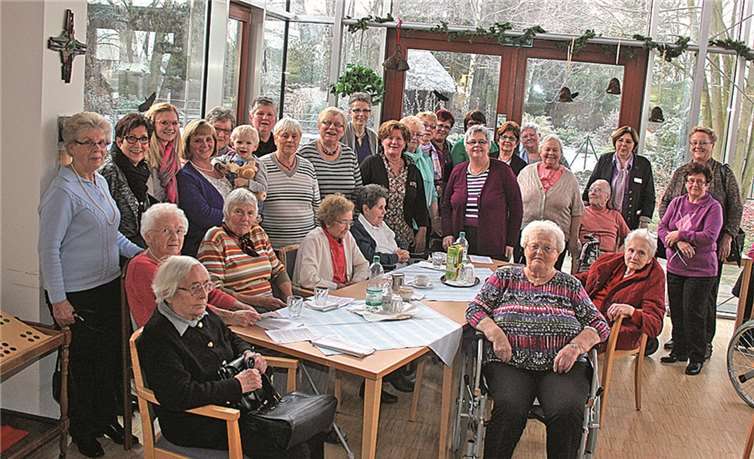Sängerinnen des Frauensingkreis‘83 Weißenthurm zusammen mit Bewohnerinnen von St. Stephan in AndernachPrivat
