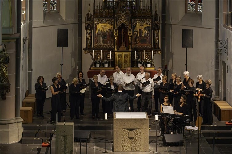 Sängerinnen und Sänger des Kammerchores Bad Neuenahr-Ahrweiler erfreuten ihr Publikum in der schönen Pfarrkirche in Burgbrohl mit eindrucksvoller Musik unter Leitung von Hendrik Hasenberg.