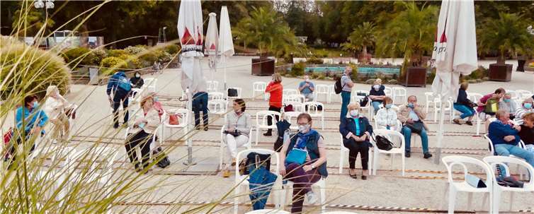 Sängerinnen und Sänger des Kammerchors treffen sich mit Abstand im Kurpark. Foto: privat
