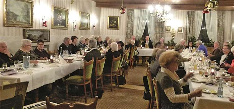 Sängerinnen und Sänger sowie die Freunde des Chores nahmen an der gemeinsamen Weihnachtsfeier im Hotel Rheinkrone teil.Privat