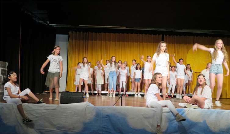 Sängerinnen und Tänzerinnen aus den Klassen 5 und 6 des St. Joseph-Gymnasiums führten das Musical „Ein Engel?“ auf.Fotos: St. Joseph-Gymnasium Rheinbach