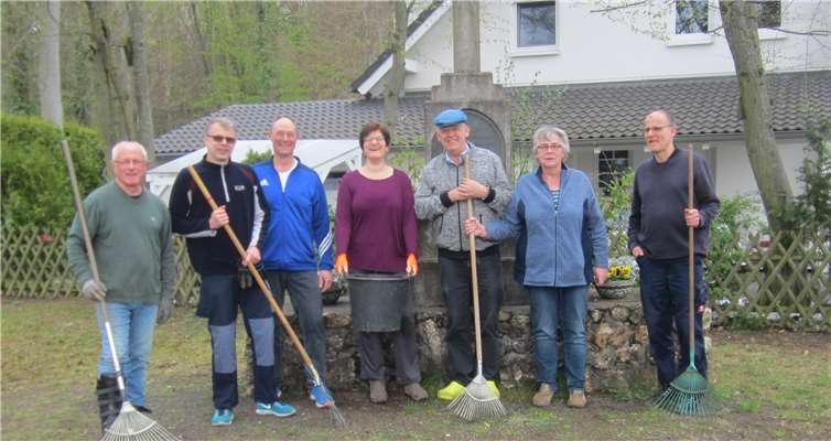 Säuberten jetzt auch das Rheinbreitbacher Clothekreuz: Die Bürgervereins-Mitglieder Eddi Stühm (von links), Peter Lahr, Peter Lohr, Steffi Lahr, Walter Menden, Almut Menden und Jürgen Fuchs.Foto: Bürgerverein Rheinbreitbach