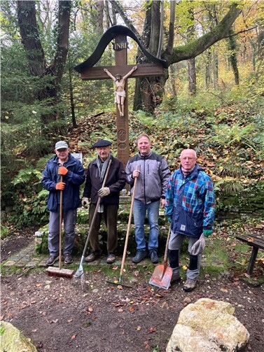 Säuberten jetzt auch wieder das Rheinbreitbacher Virnebergkreuz: Die Bürgervereins-Mitglieder Klaus Dobbelog (v.l.), Paul Kluge, Uwe Schwippert und Eddi Stühm  Foto: Lenka Voussem/Bürgerverein Rheinbreitbach