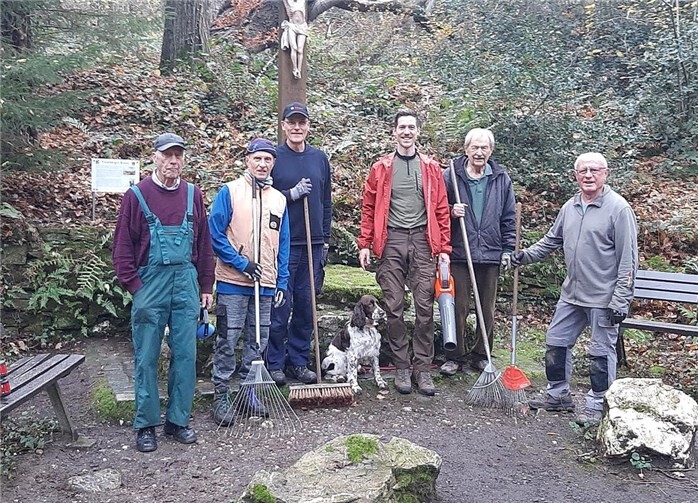 Säuberten jetzt auch wieder das Rheinbreitbacher Virnebergkreuz: Die Bürgervereins-Mitglieder Karl-Heinz Fleischer, Heiner Linder, Jürgen Fuchs, Simon Modemann, Paul Kunert und Eddi Stühm.  Foto: Heike Dobbelog/Bürgerverein Rheinbreitbach