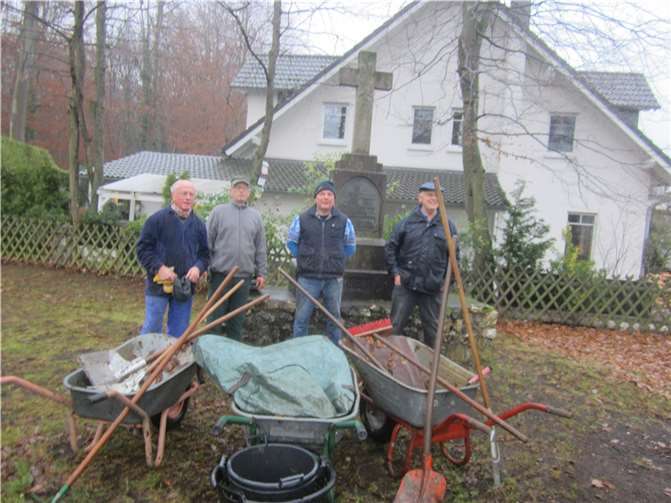 Säuberten jetzt die Rheinbreitbacher Waldkreuze: Die Bürgervereins-Mitglieder Eddi Stühm (von links), Frank Scheika, Uwe Schippert und Walter Menden. Nicht auf dem Foto zu sehen ist Almut Menden. Foto: Bürgerverein Rheinbreitbach