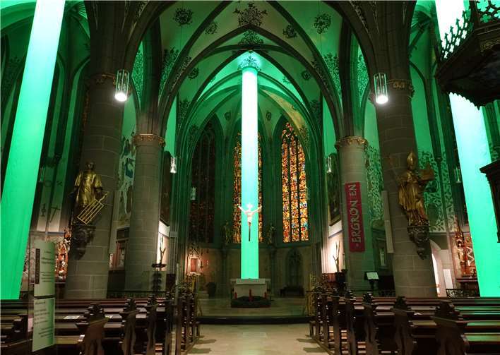 Säulen aus grünem Licht erleuchten die Laurentiuskirche. Foto: Weber