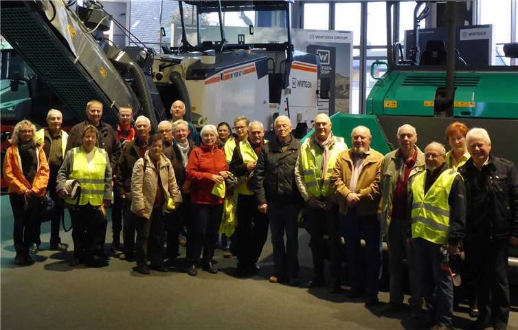 Safety First: Mit Warnwesten ausgestattet machten sich die Herzsportler auf den Weg durch das Firmengelände.privat