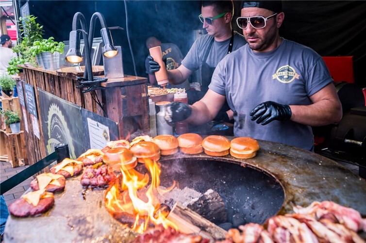 Saftige Burger direkt vom Grill? Auf das und mehr können sich die Besucher und Besucherinnen des Street-Food-Festival in Neuwied freuen.