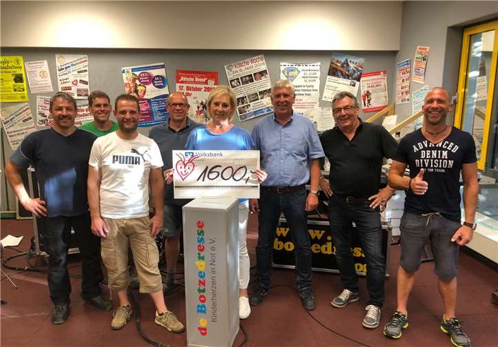 Sage und schreibe 1600 Euro spendete das Paar, anstatt sich selbst zum runden Geburtstag beschenken zu lassen. Für dieses nicht alltägliche Engagement dankte der Vorsitzende der „Botzedresse für Kinderherzen in Not e.V.“. privat