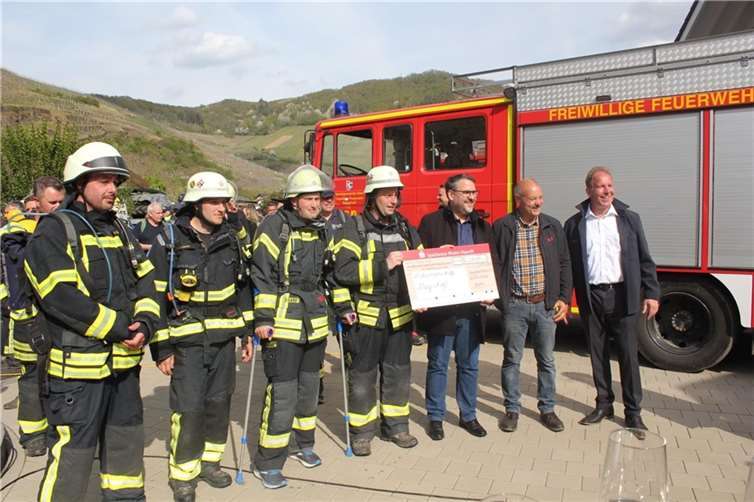 Flut: Feuerwehrmänner marschierten 290 Kilometer für das Ahrtal Sagenhafte 250.000 Euro wurden am Ziel übergeben. Foto: Adams/MdI