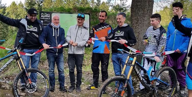 Saisoneröffnung mir zwei Weltmeistern und einem Stadtbürgermeister: Berny Abt (zweiter v.l.), Darren Berrecloth (3.vl.), Fabien Barel (4. v.l.) und „Doc“ Horst Hohn (4. v. r) und Mitglieder des Bikepark-Teams zerschneiden das symbolische Band. -WW- Willi Willig