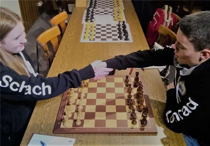 Sake Hands vor dem überraschenden Finale: Elisa Naumann (links) gegen Konrad Langner. Foto: TC Grafschaft