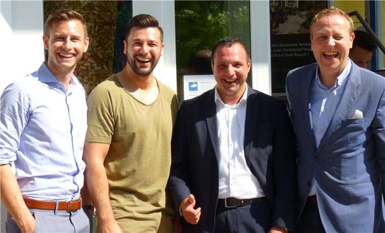 Sales & Marketing Direktor Daniel Voss (v.li.), Comedian Cüneyt Akan sowie die Geschäftsführer Michaele Cacciapuoti und Marcus Bergmann.
