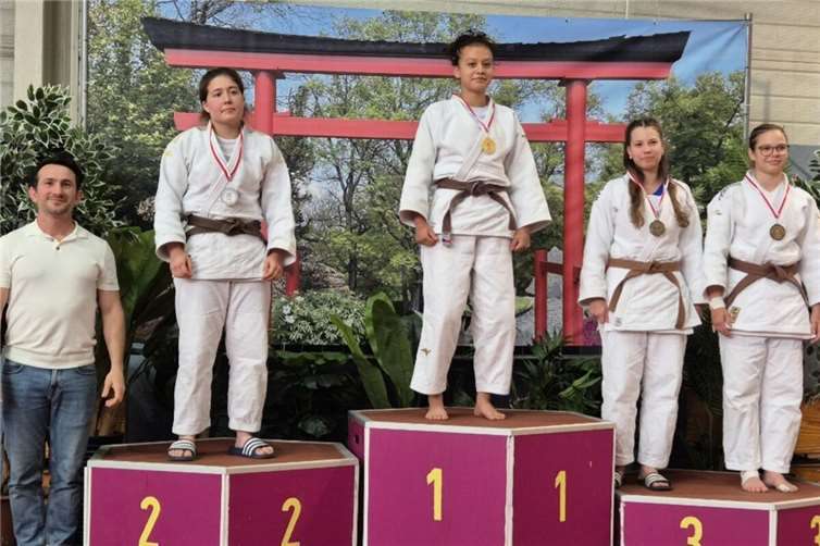 Salima Günther (2. v.l.) bei der Siegerehrung. Foto: privat