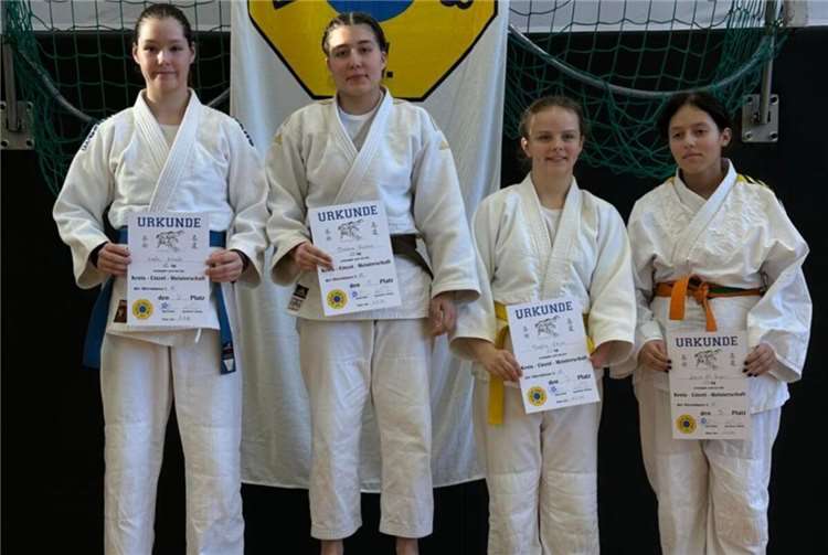 Salima Günther aus Unkel ist neue Kreismeisterin im Judo Salima Günther bei der Siegerehrung. Quelle: SSF-Bonn