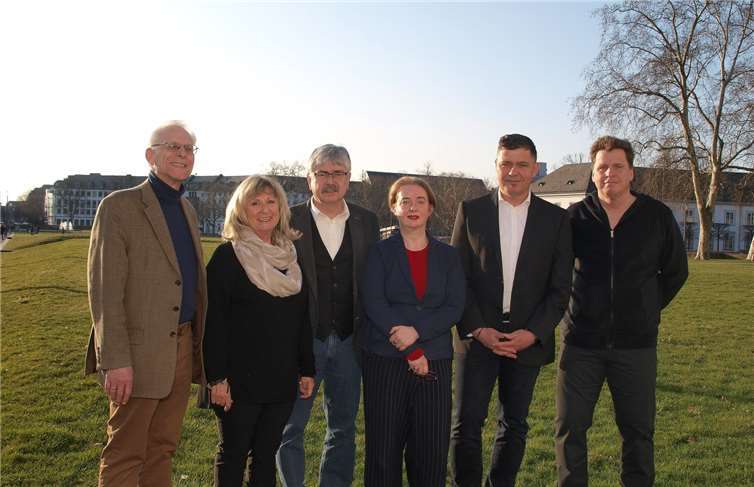 Salongründerin Petra Lötschert (Mitte) mit ihren Gästen: V.l. Willi Gabrichs, Marlis Weis, Kalle Grundmann, Gerd Meurer und Dr. Dr. Rainhard Kallenbach. Udo Stanzlawsk