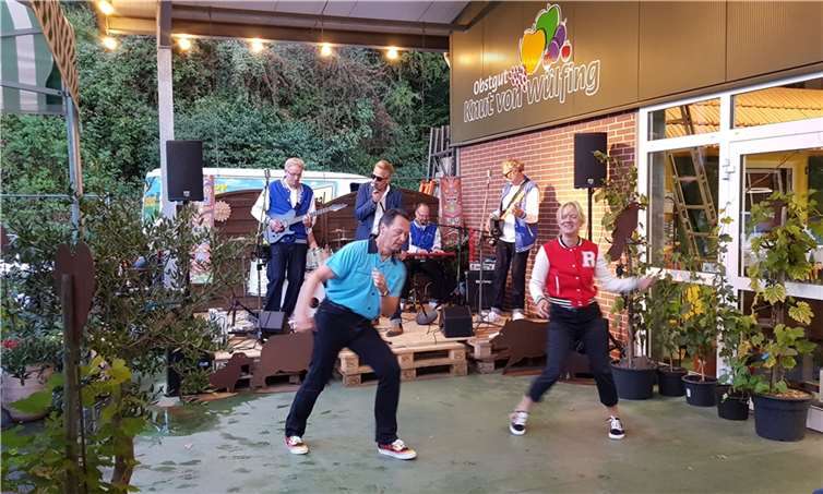 Sam Cheanz & the Blue Denims“ versetzten die Gäste des Sommerfestes der CDU Unkel in die Zeit von Elvis Presley. Quelle: CDU Unkel