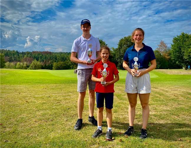 Sam Hartmann, Greta Görtz, und Julia Keuserspielten und siegten über 9 Loch.