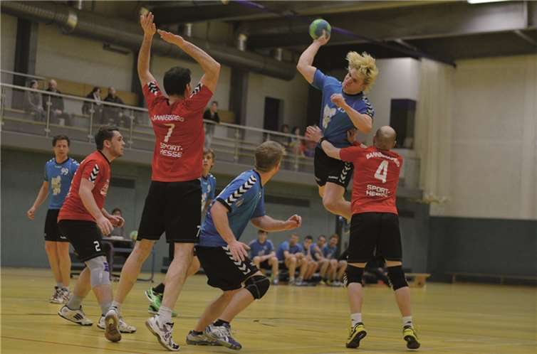 Samir Moser überwindet die gegnerische Abwehr im Sprungwurf. Michael Wiezorke