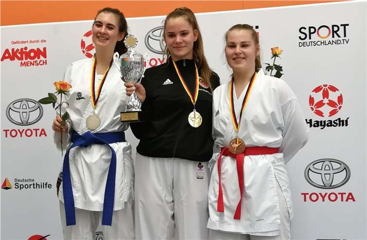 Samira Mujezinovic (Mitte) bei der Siegerehrung.Foto: privat