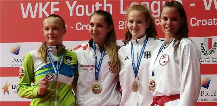 Samira Mujezinovic (re.) bei der Siegerehrung.Quelle: KSC Puderbach