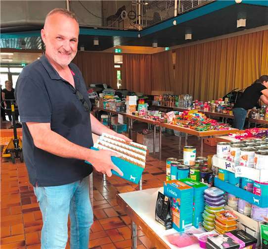 Sammelstelle für Hilfsgüter in der Aula der HDG-Schule – Bürgermeister Schmidt packt mit an. Foto: Gemeinde Wachtberg/mm