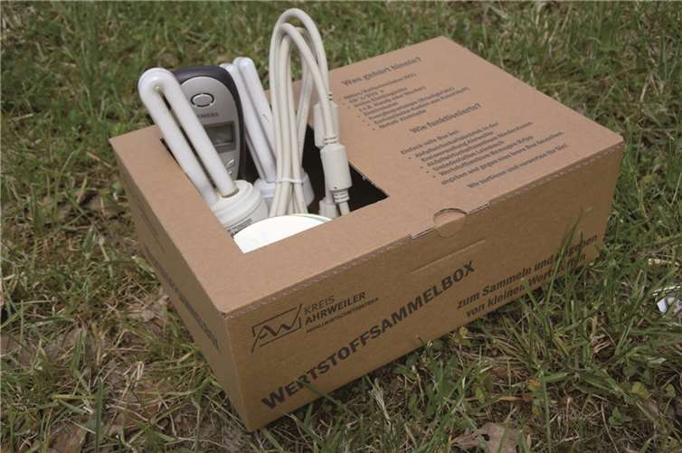 Sammelt kleine Elektrogeräte und Energiesparlampen, passt in jedes Regal: die Wertstoff-Sammelbox. Kreisverwaltung Ahrweiler