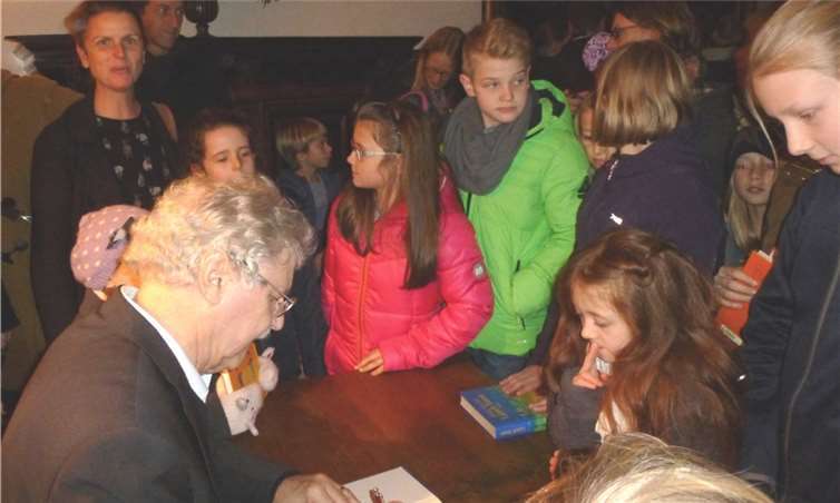 Sams-Papa Paul Maar signiert die neuen Sams-Romane.Gemeinde Wachtberg