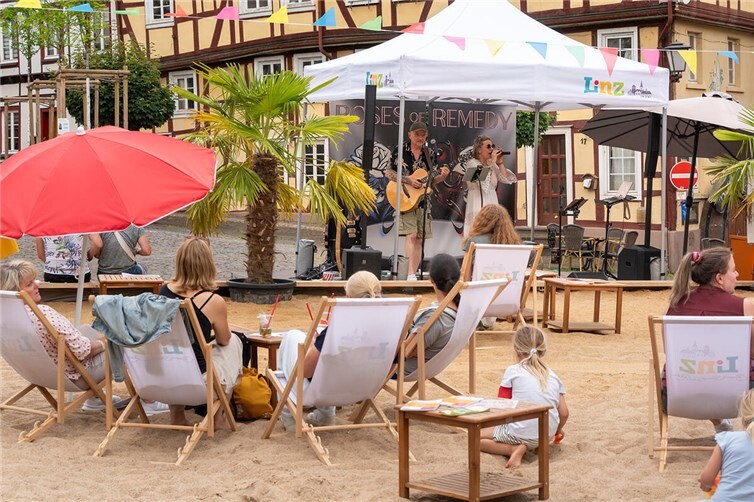 Samstags sorgt jeweils ab 19 Uhr Live-Musik für sommerliche Stimmung auf dem Marktplatz.