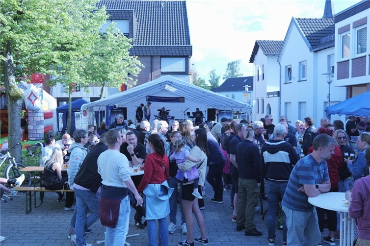 Samstags sorgte die Band „Gate 5“ für beste Stimmung.