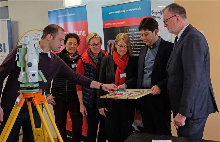 Samuel Braun (v. l.) erklärt die Arbeit einer Vermessungstechnikerin Heike Peifer (Jobcenter), Wiebke Birk-Engel (Agentur für Arbeit), Birgit Bayer (Frauenbüro der Stadt), Bürgermeister Michael Mang und dem Leiter der Agentur für Arbeit, Karl-Ernst Starfeld. Foto: Stadt Neuwied