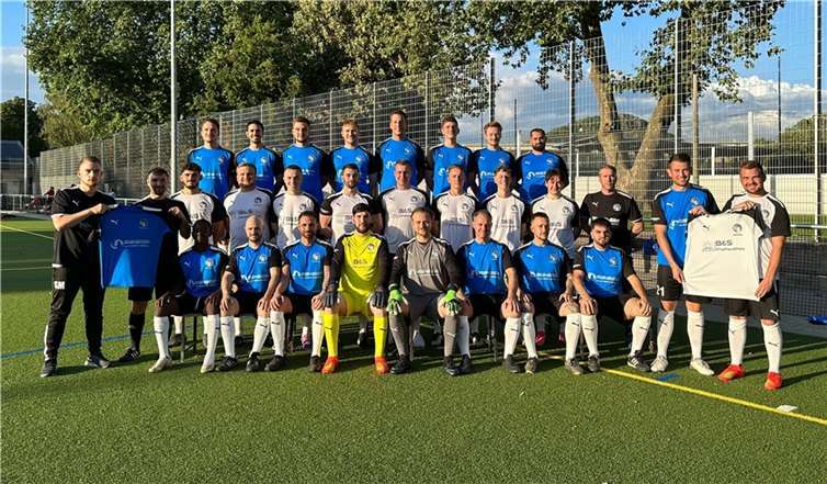 Samuel Muskulus (links) sowie Jonathan Schneider und Tim Bethke (rechts) überreichen die neuen Trikots.  Foto: privat