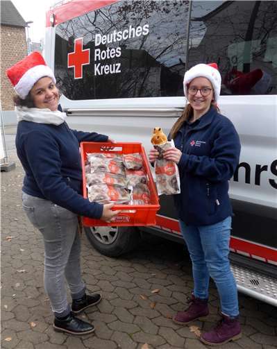 Sana Daghfous-Soussi (li.) und Eva Grüber (r.) vom DRK-Begegnungs- und Servicecenter Ahr freuten sich über 60 Weckmänner, die von der Bäckerei Konditorei Müller aus Remagen gespendet wurden.