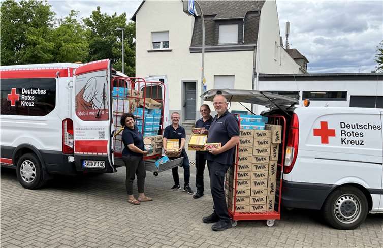 Sana Daghfous-Soussi (li).) und Michael Kluge-Dummer (2. v. li.) vom DRK-Kreisverband Ahrweiler e.V. freuten sich über 800 Kilogramm Nervennahrung, die ihre Viersener Kameraden Andreas Bommes (2. v. re.) und Rainer Klingen (re.) überbrachten. Foto: Astrid Zens / DRK-Kreisverband Ahrweiler e.V.