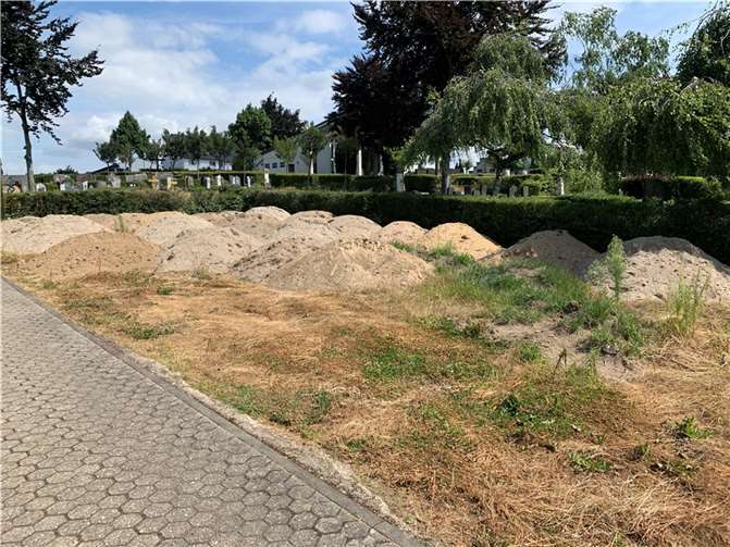 Sandablagerungen und Erdaushub befinden sich auf einem vor kurzem aufgegebenen Gräberfeld.  Foto: CDU Ochtendung